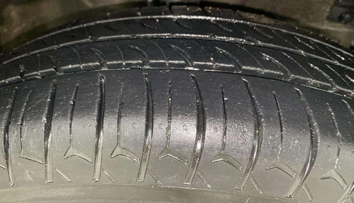 2014 Maruti Swift Dzire VDI, Diesel, Manual, 1,06,128 km, Right Front Tyre Tread