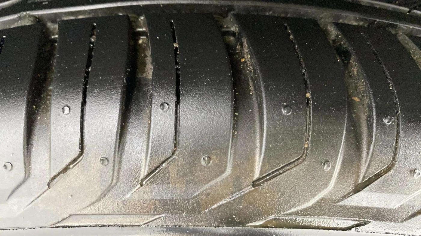 2020 Jeep Compass LONGITUDE PLUS 1.4 PETROL AT, Petrol, Automatic, 36,593 km, Right Rear Tyre Tread
