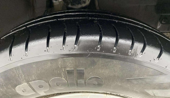 2013 Hyundai i10 MAGNA 1.1, Petrol, Manual, 1,02,923 km, Right Front Tyre Tread