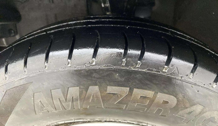 2013 Hyundai i10 MAGNA 1.1, Petrol, Manual, 1,02,923 km, Left Front Tyre Tread