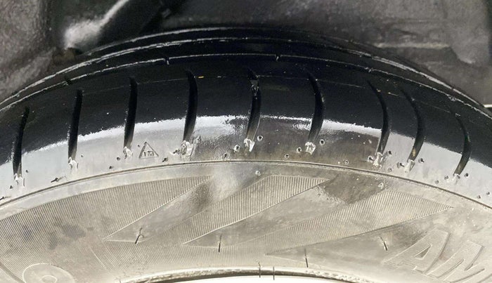 2013 Hyundai i10 MAGNA 1.1, Petrol, Manual, 1,02,923 km, Left Rear Tyre Tread