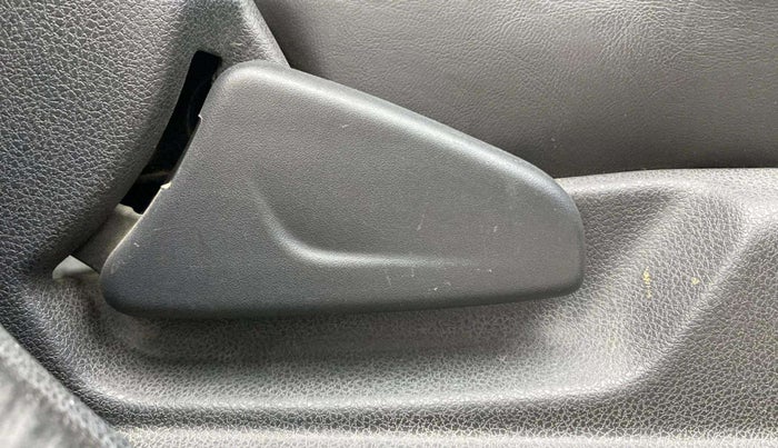 2016 Renault Kwid RXT 1.0 AMT, Petrol, Automatic, 36,097 km, Driver Side Adjustment Panel