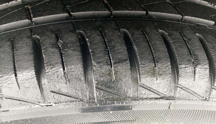 2019 Renault Kwid RXT 1.0 AMT (O), Petrol, Automatic, 33,806 km, Right Rear Tyre Tread