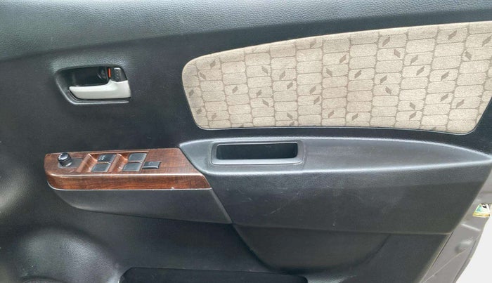 2015 Maruti Wagon R 1.0 VXI, Petrol, Manual, 52,907 km, Driver Side Door Panels Control