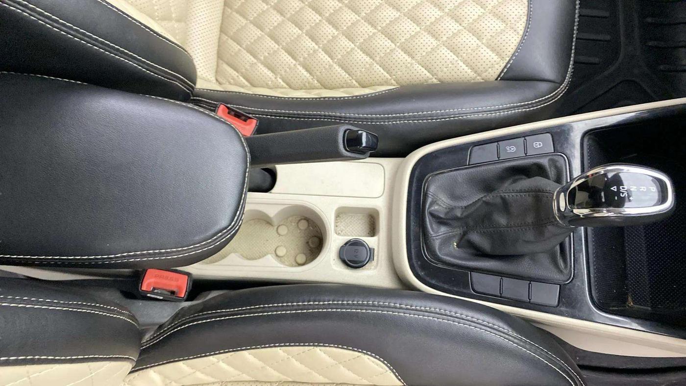 2023 Skoda SLAVIA AMBITION 1.5L TSI AT, Petrol, Automatic, 31,866 km, Gear Lever