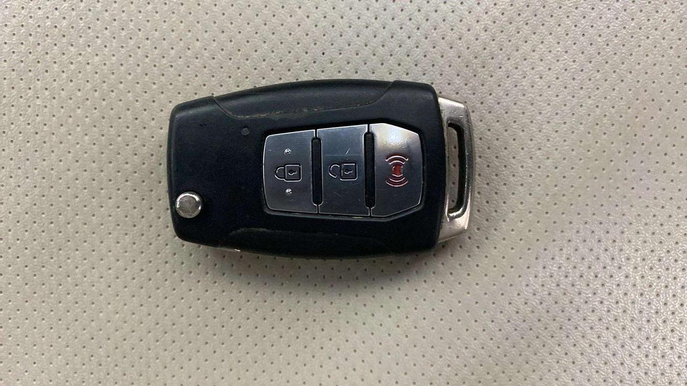 2019 Mahindra XUV300 W8 (O) 1.5 DIESEL, Diesel, Manual, 1,42,625 km, Key Close Up
