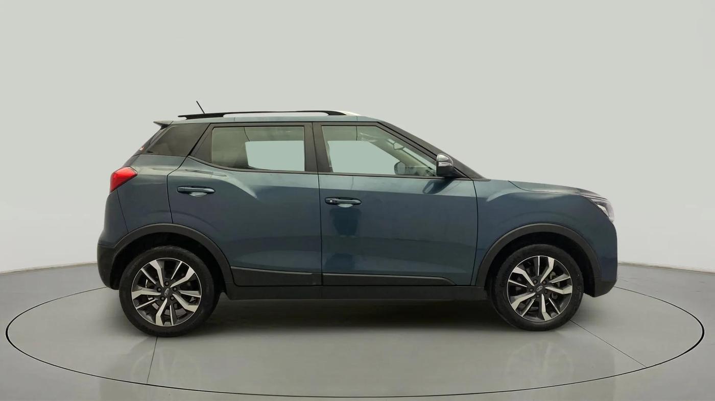 2019 Mahindra XUV300 W8 (O) 1.5 DIESEL, Diesel, Manual, 1,42,625 km, Right Side View
