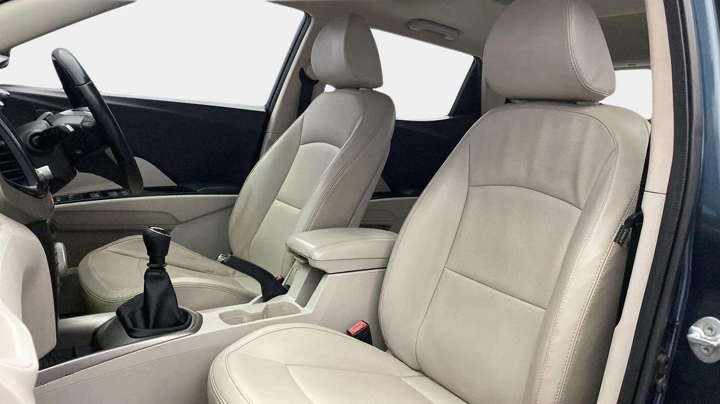 2019 Mahindra XUV300 W8 (O) 1.5 DIESEL, Diesel, Manual, 1,42,625 km, Right Side Front Door Cabin
