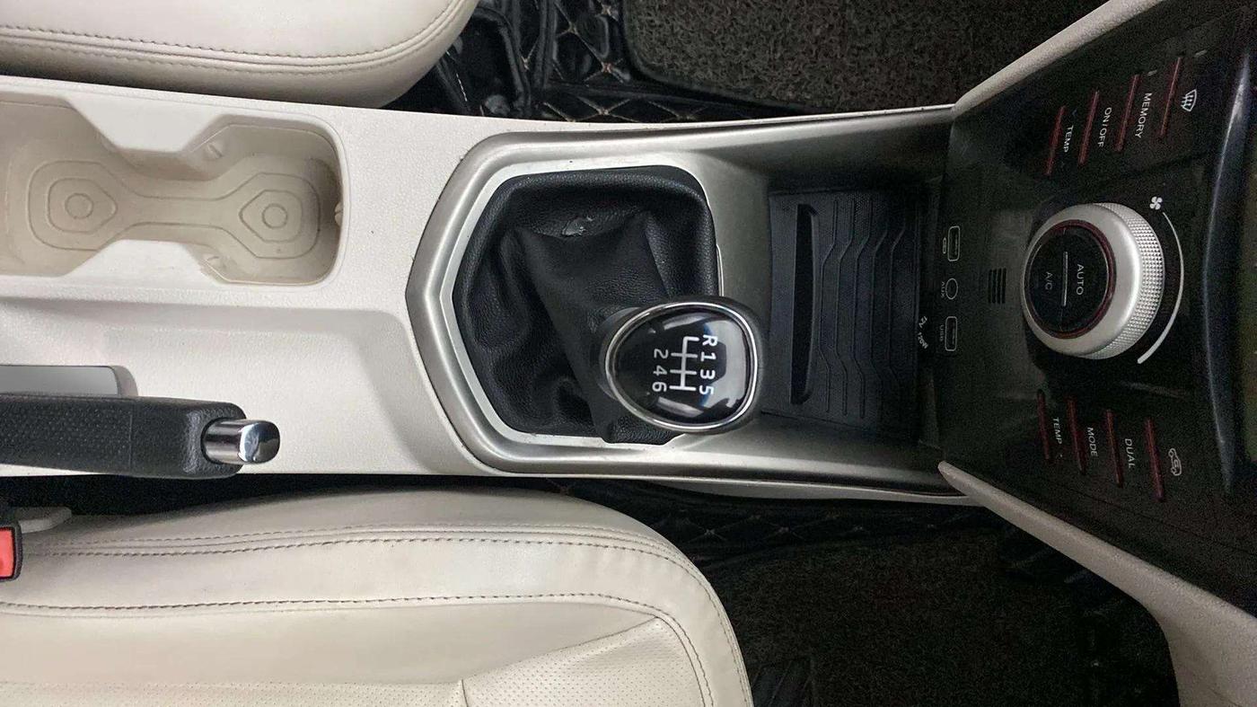 2019 Mahindra XUV300 W8 (O) 1.5 DIESEL, Diesel, Manual, 1,42,625 km, Gear Lever