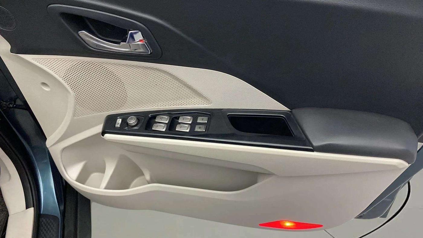 2019 Mahindra XUV300 W8 (O) 1.5 DIESEL, Diesel, Manual, 1,42,625 km, Driver Side Door Panels Control