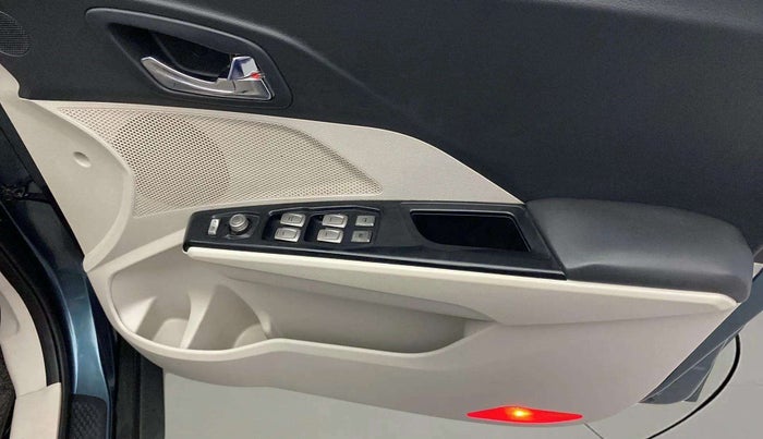 2019 Mahindra XUV300 W8 (O) 1.5 DIESEL, Diesel, Manual, 1,42,449 km, Driver Side Door Panels Control