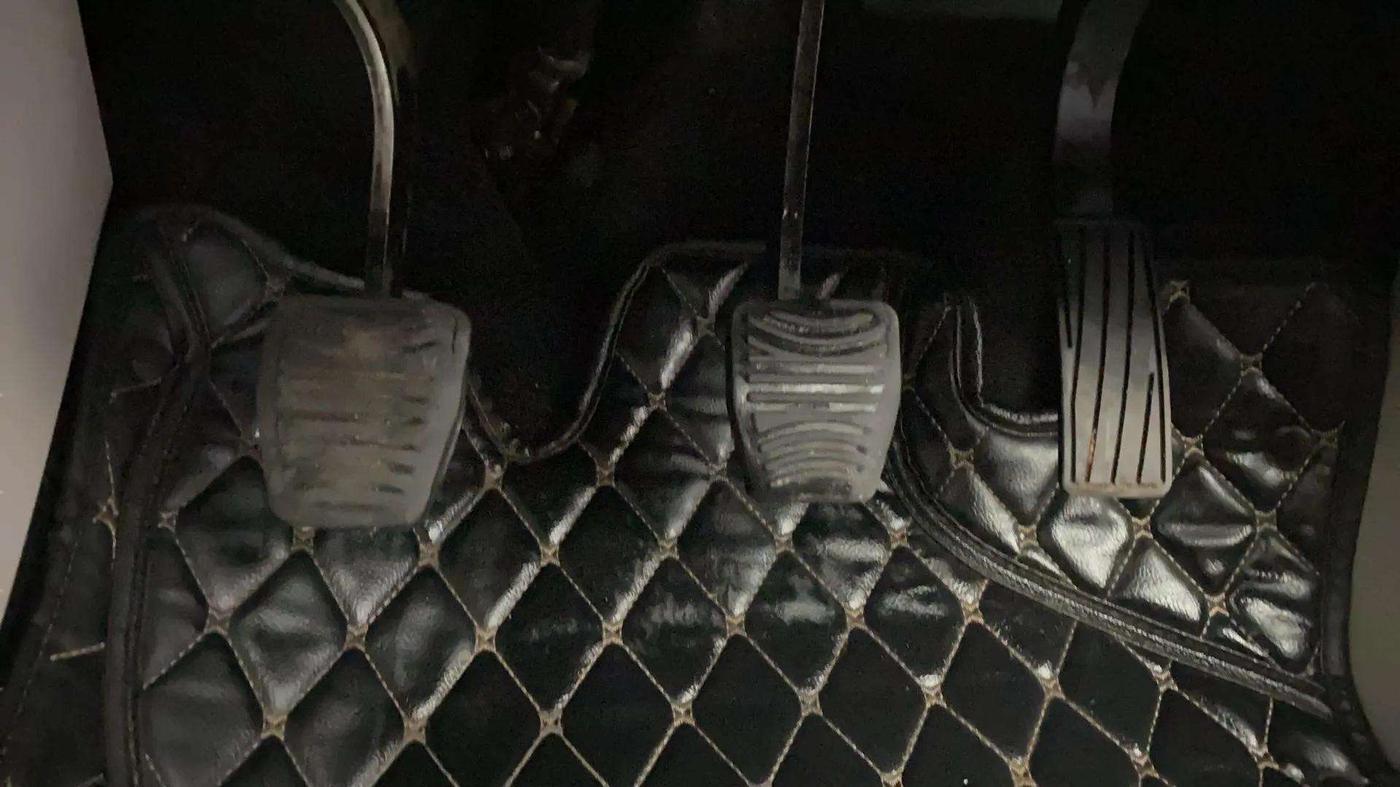2019 Mahindra XUV300 W8 (O) 1.5 DIESEL, Diesel, Manual, 1,42,625 km, Pedals