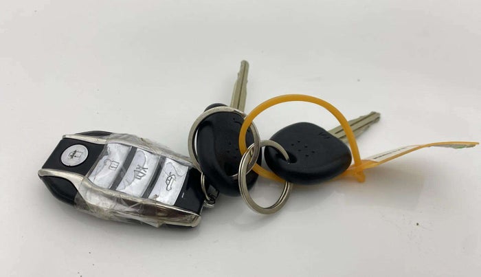 2022 KIA SONET HTE 1.2, Petrol, Manual, 17,293 km, Key Close Up