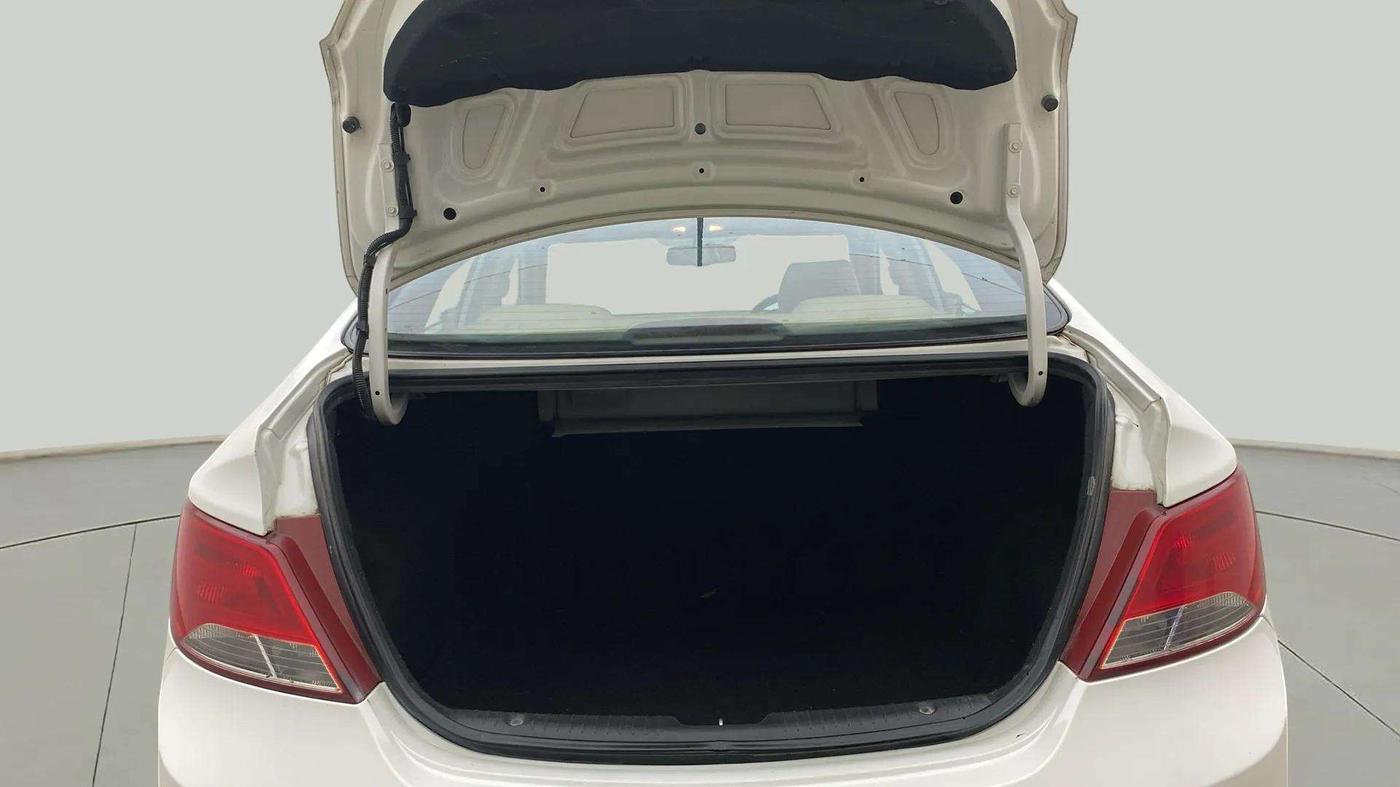 2015 Hyundai Verna FLUIDIC 4S 1.6 VTVT S(O), Petrol, Manual, 1,06,612 km, Boot Inside