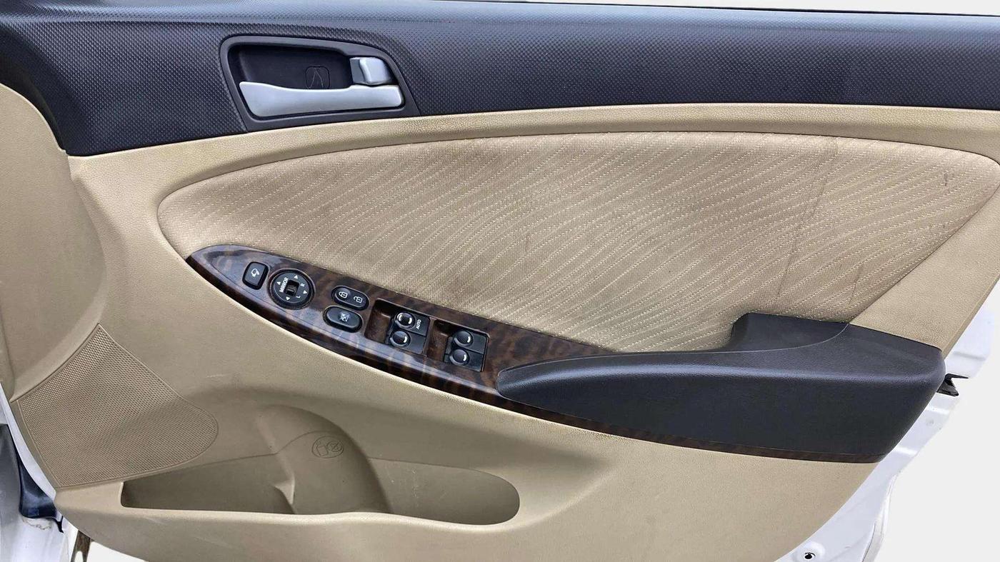 2015 Hyundai Verna FLUIDIC 4S 1.6 VTVT S(O), Petrol, Manual, 1,06,612 km, Driver Side Door Panels Control