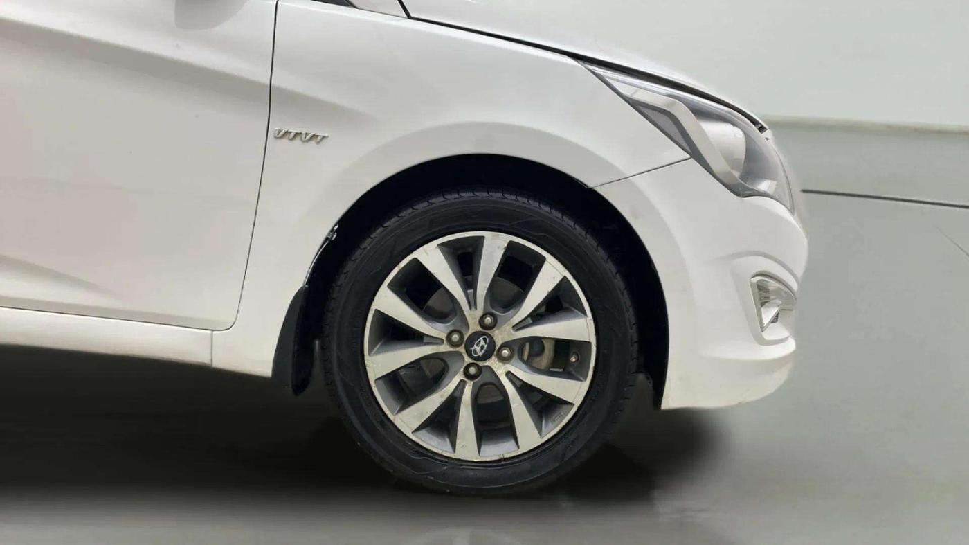 2015 Hyundai Verna FLUIDIC 4S 1.6 VTVT S(O), Petrol, Manual, 1,06,612 km, Right Front Wheel