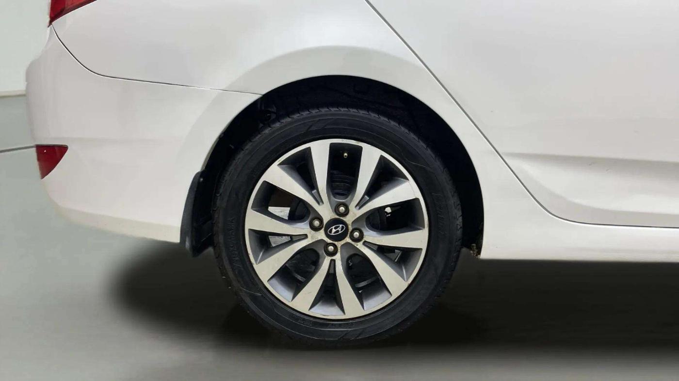 2015 Hyundai Verna FLUIDIC 4S 1.6 VTVT S(O), Petrol, Manual, 1,06,612 km, Right Rear Wheel