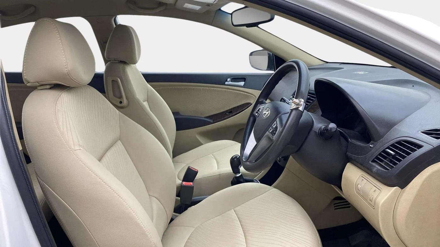 2015 Hyundai Verna FLUIDIC 4S 1.6 VTVT S(O), Petrol, Manual, 1,06,612 km, Right Side Front Door Cabin
