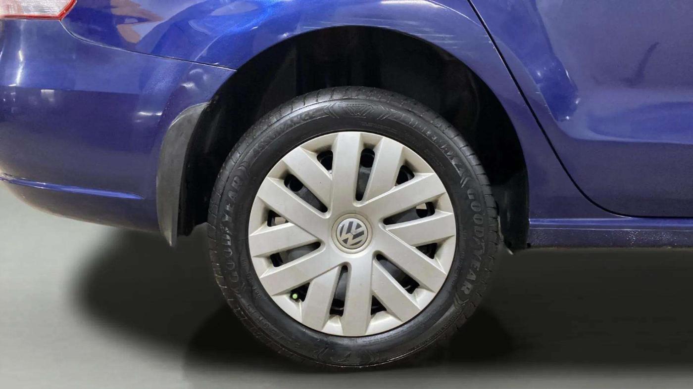 2014 Volkswagen Vento COMFORTLINE 1.6, Petrol, Manual, 49,660 km, Right Rear Wheel