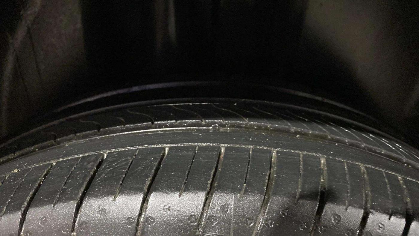 2014 Volkswagen Vento COMFORTLINE 1.6, Petrol, Manual, 49,660 km, Right Rear Tyre Tread
