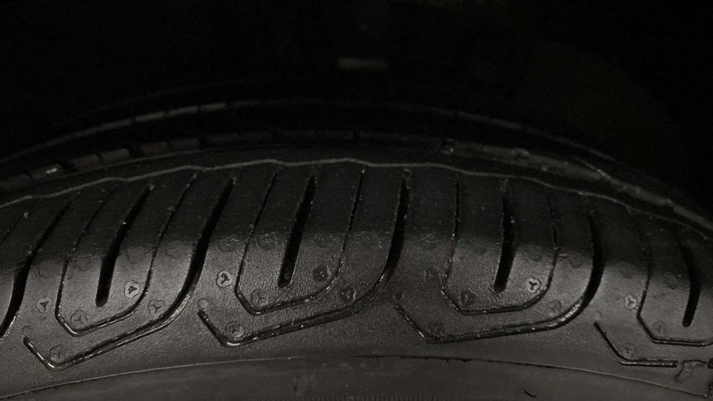 2014 Volkswagen Vento COMFORTLINE 1.6, Petrol, Manual, 49,660 km, Left Front Tyre Tread