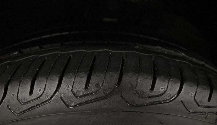 2014 Volkswagen Vento COMFORTLINE 1.6, Petrol, Manual, 49,660 km, Left Front Tyre Tread