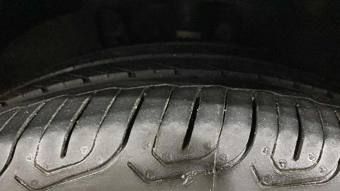2014 Volkswagen Vento COMFORTLINE 1.6, Petrol, Manual, 49,660 km, Right Front Tyre Tread