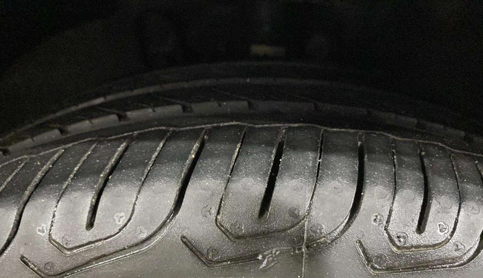 2014 Volkswagen Vento COMFORTLINE 1.6, Petrol, Manual, 49,660 km, Right Front Tyre Tread