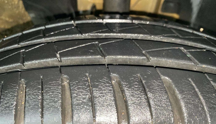 2022 Renault Kwid CLIMBER 1.0 AMT (O), Petrol, Automatic, 11,121 km, Right Front Tyre Tread