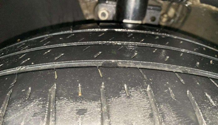 2013 Volkswagen Vento HIGHLINE DIESEL 1.6, Diesel, Manual, 1,10,223 km, Left Front Tyre Tread