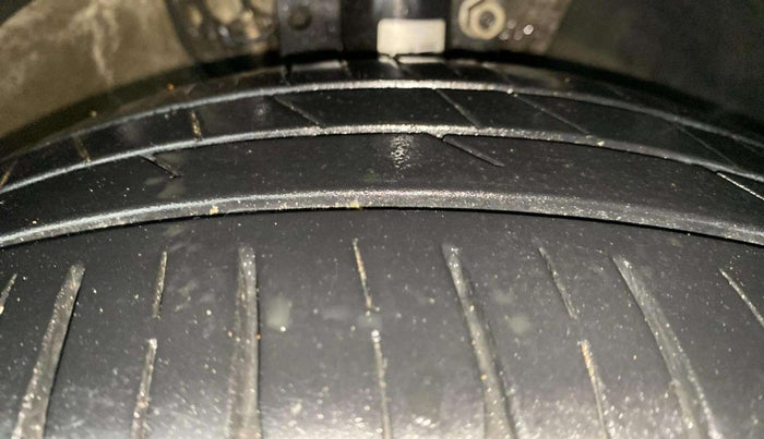 2013 Volkswagen Vento HIGHLINE DIESEL 1.6, Diesel, Manual, 1,10,223 km, Right Front Tyre Tread