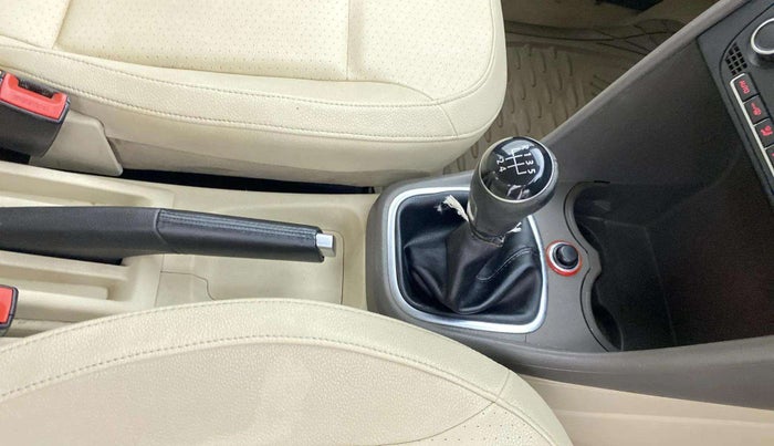 2013 Volkswagen Vento HIGHLINE DIESEL 1.6, Diesel, Manual, 1,10,223 km, Gear Lever