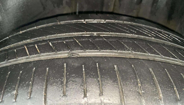 2013 Volkswagen Vento HIGHLINE DIESEL 1.6, Diesel, Manual, 1,10,223 km, Left Rear Tyre Tread