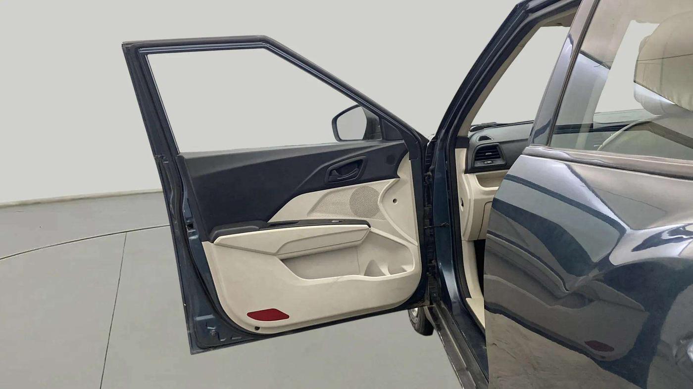 2019 Mahindra XUV300 W4 1.5 DIESEL, Diesel, Manual, 56,930 km, LHS Front Door