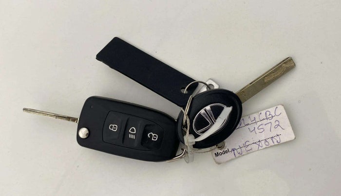 2023 Tata NEXON XM PLUS SUNROOF PETROL, Petrol, Manual, 14,658 km, Key Close Up