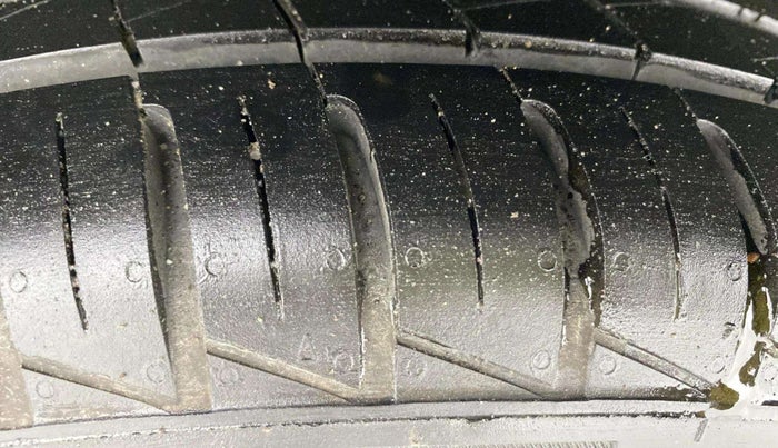2024 Renault Kwid RXL(O) 1.0L AMT, Petrol, Automatic, 1,182 km, Right Rear Tyre Tread