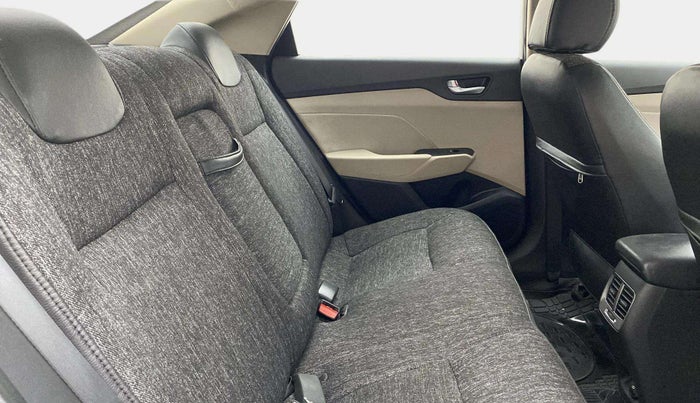 2017 Hyundai Verna 1.6 CRDI SX + AT, Diesel, Automatic, 85,811 km, Right Side Rear Door Cabin