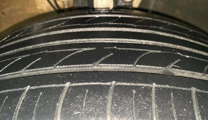 2016 Volkswagen Ameo HIGHLINE1.2L, Petrol, Manual, 28,308 km, Right Front Tyre Tread