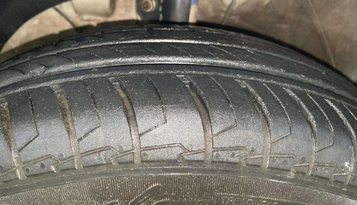 2019 Maruti Swift LXI, Petrol, Manual, 68,107 km, Left Front Tyre Tread
