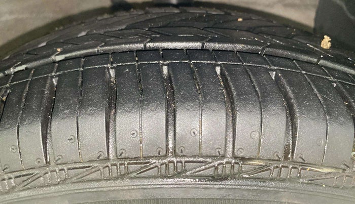 2018 Hyundai Grand i10 SPORTZ (O) AT 1.2 KAPPA VTVT, Petrol, Automatic, 28,872 km, Right Front Tyre Tread
