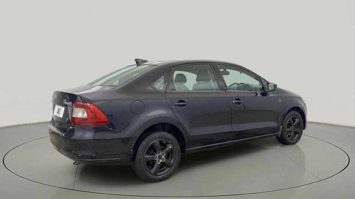 2013 Skoda Rapid ELEGANCE 1.6 MPI MT, Petrol, Manual, 45,311 km, Right Back Diagonal