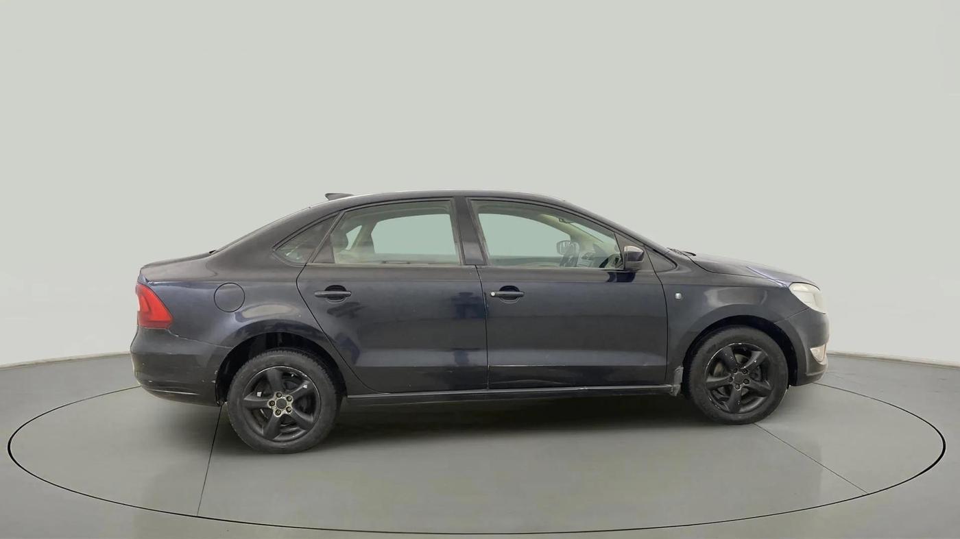 2013 Skoda Rapid ELEGANCE 1.6 MPI MT, Petrol, Manual, 45,311 km, Right Side View