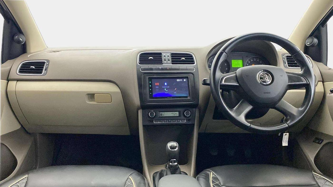 2013 Skoda Rapid ELEGANCE 1.6 MPI MT, Petrol, Manual, 45,311 km, Dashboard