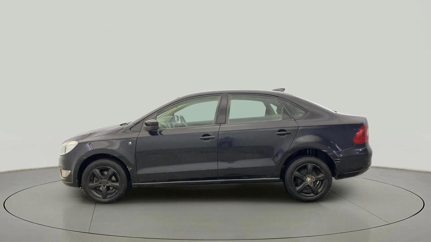 2013 Skoda Rapid ELEGANCE 1.6 MPI MT, Petrol, Manual, 45,311 km, Left Side