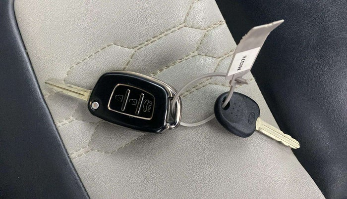2022 Hyundai VENUE S+ 1.2, Petrol, Manual, 41,463 km, Key Close Up