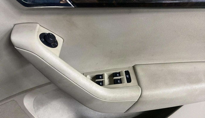 2017 Skoda Octavia AMBITION PLUS AT 1.8 TSI, Petrol, Automatic, 56,673 km, Driver Side Door Panels Control