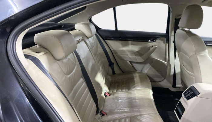 2017 Skoda Octavia AMBITION PLUS AT 1.8 TSI, Petrol, Automatic, 56,673 km, Right Side Rear Door Cabin