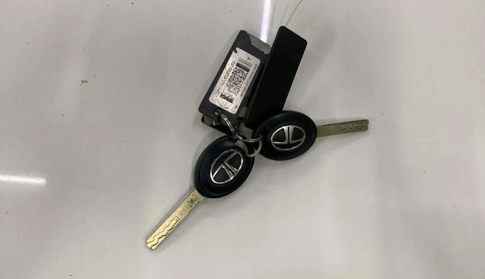 2024 Tata NEXON SMART 1.2 PETROL, Petrol, Manual, 377 km, Key Close Up