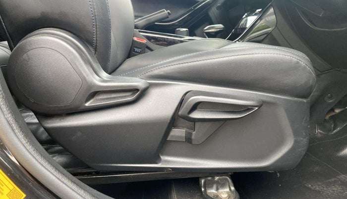 2024 Tata NEXON Creative Plus 1.5 Revotorq 6AMT Dark Edition, Diesel, Automatic, 33,022 km, Driver Side Adjustment Panel