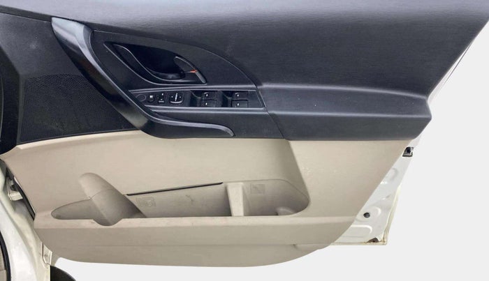 2017 Mahindra XUV500 W4, Diesel, Manual, 51,287 km, Driver Side Door Panels Control